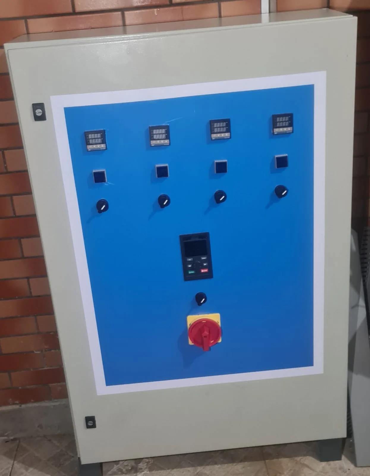 Painel industrial azul com controladores e inversor