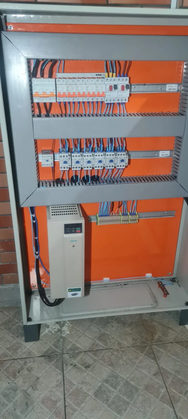 Interior de painel elétrico com inversor Siemens