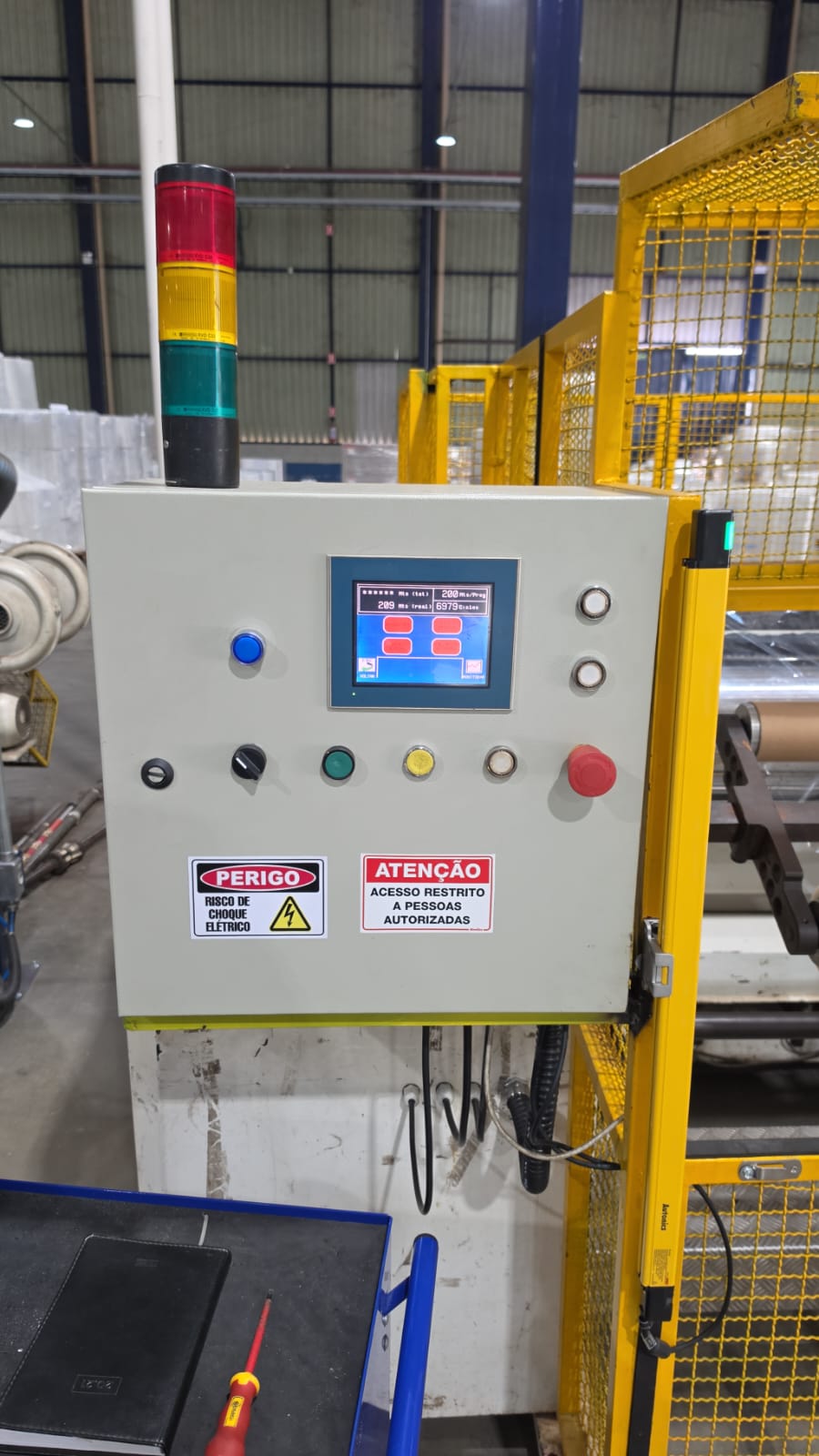 Painel de comando integrado a sistema de segurança de máquina
