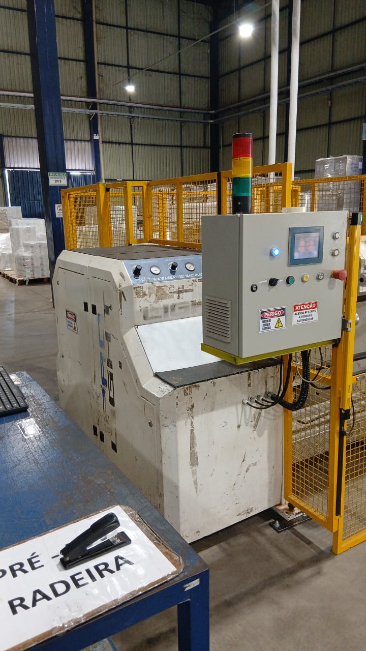 Máquina industrial com painel e proteção amarela